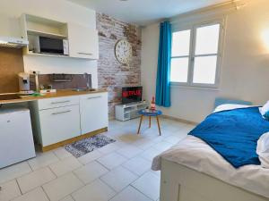 Kuchyň nebo kuchyňský kout v ubytování Studio style urbain "Cottage de Moissac"
