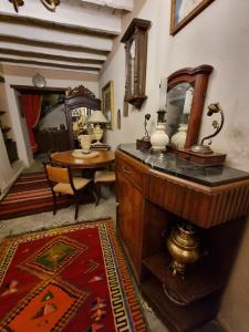 Cette chambre comprend une coiffeuse, une table et un miroir. dans l'établissement Dar El Sultan Tozeur, à Tozeur