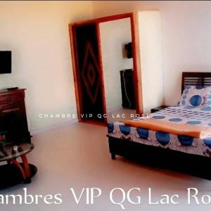 a bedroom with a bed and a mirror at Complexe le QG in Niaga