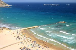Grupa ludzi na plaży w pobliżu oceanu w obiekcie Apartment Penthouse AMATISTA w mieście Calpe