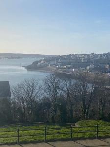 einen Blick auf einen großen Wasserkörper mit einer Stadt in der Unterkunft Flat 3, Murray Crescent House in Milford Haven