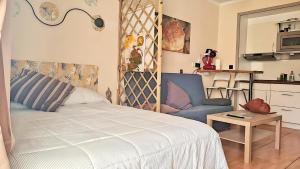 プエルト・デ・ラ・クルスにあるAPARTaMENTO LA PAZのベッドルーム1室(ベッド1台、椅子、テーブル付)