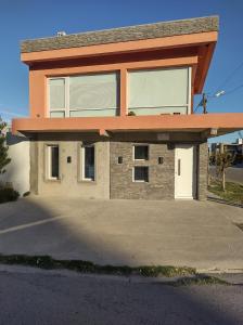 una casa con una gran ventana encima en costanera departamento en Viedma