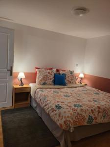 a bedroom with a bed with two night stands and two lamps at Un beau T2 neuf à côté de Puy du Fou et la côte vendèene in Les Herbiers