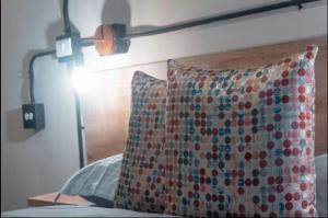 uma cama com uma almofada e um candeeiro em NID201 Alquiler apartamento amoblado en Laureles em Medellín