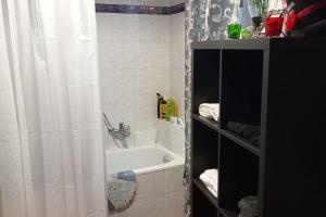 a bathroom with a tub and a shower curtain at Casa Appartamento per Vacanze - CASA CAMPANFIORE - Al Centro Storico di ZAGAROLO - PER 4 OSPITI in Zagarolo +37 photos