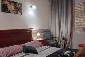 een slaapkamer met een bed, een bureau en een stoel bij Casa Appartamento per Vacanze - CASA CAMPANFIORE - Al Centro Storico di ZAGAROLO in Zagarolo