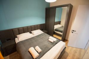 Un dormitorio con una cama con dos toallas encima. en Cozy room apartment, en Tiflis