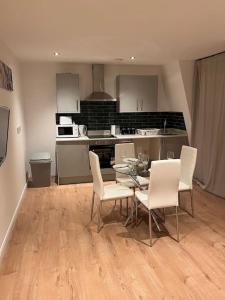 kuchnia ze stołem i krzesłami w pokoju w obiekcie 009- Studio apartment in Ealing F5 w mieście Ealing