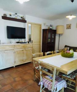 聖安托尼奧迪加盧拉的住宿－Residenza Mika，客厅配有桌子和电视