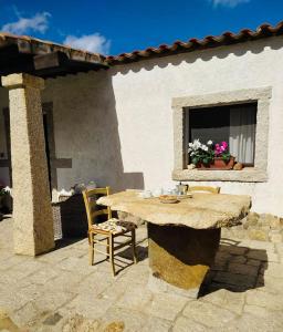 聖安托尼奧迪加盧拉的住宿－Residenza Mika，天井上的石桌和椅子