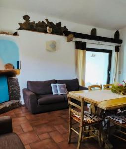 聖安托尼奧迪加盧拉的住宿－Residenza Mika，客厅配有桌子和沙发