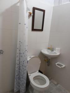 a bathroom with a toilet and a sink at Hospedaje Campestre El Rancho de Jero in Jardin