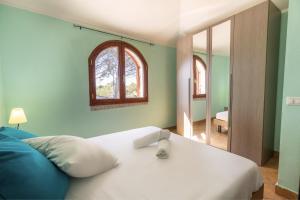 オルビアにあるVista Mare Apartment 5のベッドルーム(白いベッド1台、窓付)