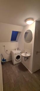 a bathroom with a sink and a washing machine at Apartment/Wohnung Netflix+Prime in Krefeld