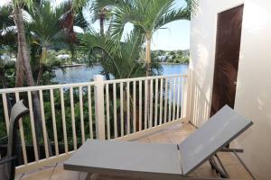 balcón con banco y vistas al agua en Point Pleasant Resort, en Nazareth