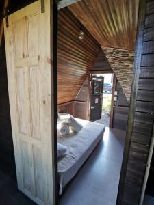 een kleine slaapkamer met een bed in een huis bij Casa Tucan Glamping in Turrialba