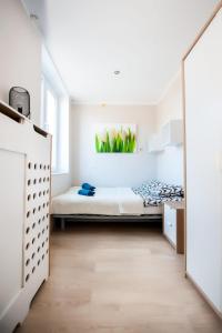 a bedroom with a bed and a mirror at Ul RAJSKA 1E 5 APARTAMENTY ZRESETUJ SIĘ W GDAŃSKU in Gdańsk