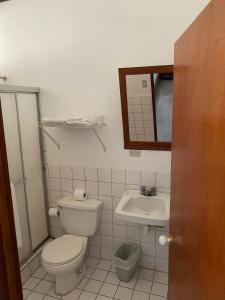 łazienka z toaletą i umywalką w obiekcie Hotel Del Aserradero w mieście Liberia