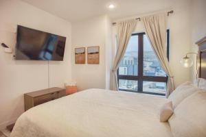 1 dormitorio con cama grande y ventana grande en Cozy- Mountain Style - River View apartment - Colorado en Silverthorne