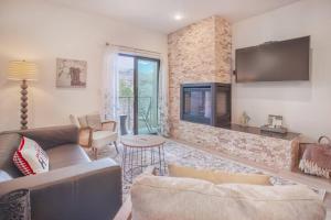 sala de estar con sofá y chimenea en Cozy- Mountain Style - River View apartment - Colorado en Silverthorne