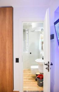 uma porta aberta para uma casa de banho com WC em City Center 12 - Tirana Way Apartments em Tirana