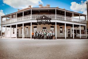 霍尔布鲁克Holbrook Hotel的一群站在建筑物前的人