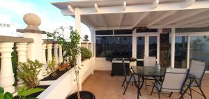 Balkón alebo terasa v ubytovaní Villa Siroi, Puerto Del Carmen, heated pool, 10mn from the sea