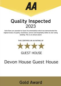 un cartel de una casa dorada premiada en Devon House Guest House, en Paignton
