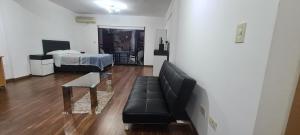 ブエノスアイレスにあるMonoambiente Grande Pedraza2134のリビングルーム(ソファ、ベッド付)