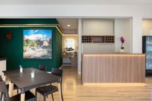 Una cocina y un comedor con mesa y sillas. en Pousada Salto Donner, en Rio Forcação