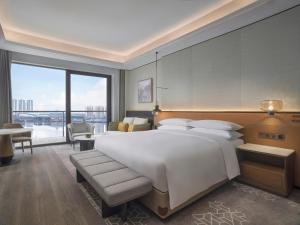 Postel nebo postele na pokoji v ubytování Sheraton Ninghai