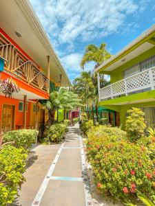 una pasarela frente a un edificio con flores en Hotel Cocoplum Beach en San Andrés