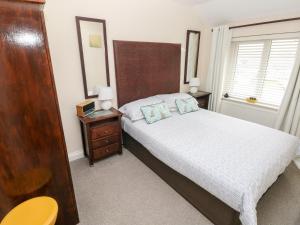 サンダースフットにあるSandyhill Houseのベッドルーム1室(枕2つ付)