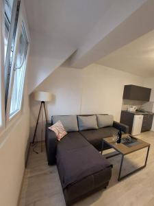 - un salon avec un canapé et une table dans l'établissement Dzusy Apartments, à Ohrid