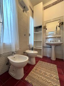 佛罗伦萨Vespucci Florence Studio的带马桶和水槽的浴室 更多21张照片