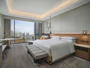 Postel nebo postele na pokoji v ubytování Sheraton Ninghai