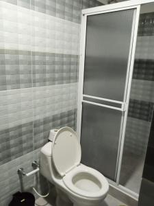 een badkamer met een toilet en een douche bij Casa Maral Hostal in Salento