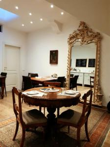 uma sala de jantar com uma mesa e um espelho em B&B S. Trinità 18 Suites & Rooms em Trento