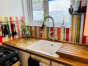 um balcão de cozinha com um lavatório e uma janela em Cowes Cottage em Cowes