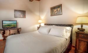 a bedroom with a bed and a table with two lamps at Domus Antiqua Bed & Breakfast in Spello