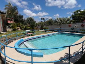 une grande piscine d'eau bleue dans l'établissement Finca pedacito de cielo, à Paraíso