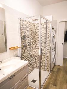 La salle de bains est pourvue d'une douche, d'un lavabo et d'un lave-linge. dans l'établissement Primaticcio 6, à Milan