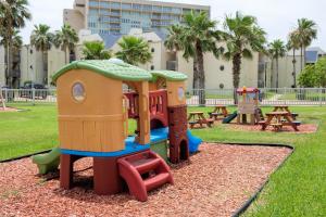 un parque infantil con bancos y mesas en Perfect condo, room for everyone! Beachfront resort, en South Padre Island