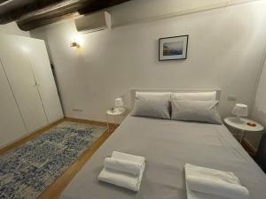 ein Schlafzimmer mit einem großen weißen Bett mit zwei Tischen in der Unterkunft Tortona, 12 - Tra Fashion e Design in Mailand