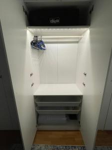 einen weißen Kühlschrank mit offener Tür und in der Unterkunft Tortona, 12 - Tra Fashion e Design in Mailand