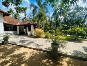 una casa con dos macetas delante de ella en Krishan Villa, en Negombo