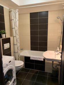 Kúpeľňa v ubytovaní Corvin Sun Downtown Apartment