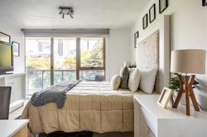 1 dormitorio con cama y ventana grande en Elegancia urbana cerca del Angel de Independencia y Reforma centro, en Ciudad de México