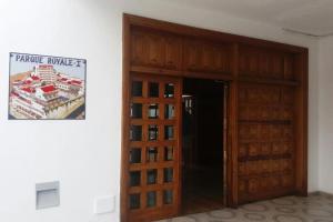 eine Holztür in einem Zimmer mit einem Schild an der Wand in der Unterkunft Parque Royal Costa Adeje in Adeje